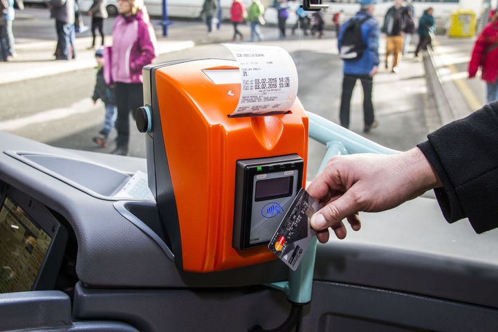 Ilustrační foto - V krajských autobusech zaplatíte snadno a rychle bezkontaktní platební kartou. Zde je návod - IDSOK 1